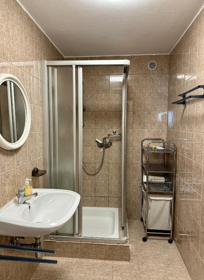 Ferienhaus Ajo Apartments - Family House With Free Parking - Self-Check-In Wien